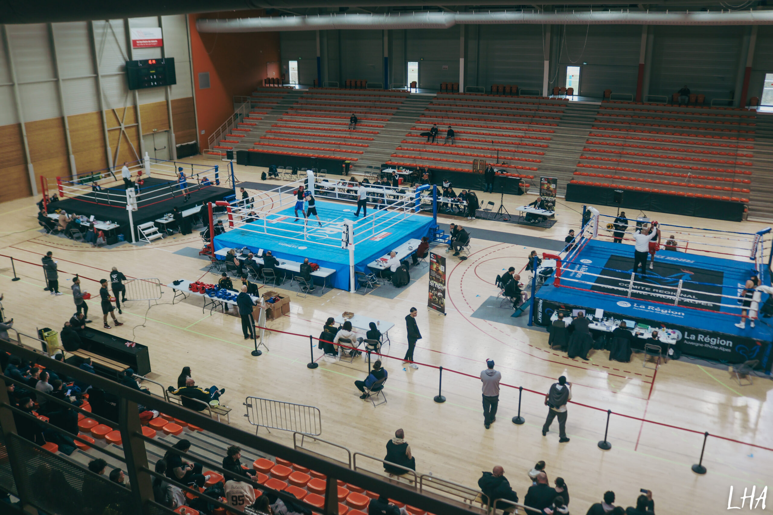 Une salle avec 3 rings de boxe