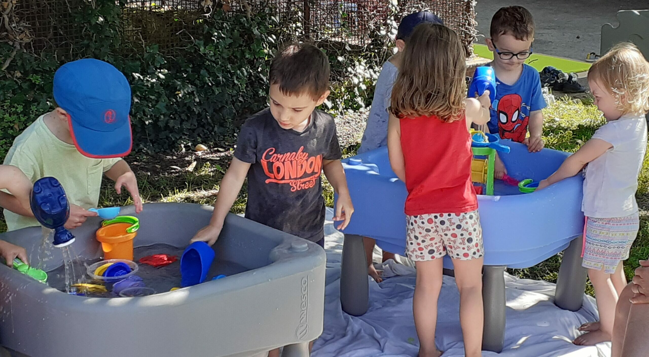 Des enfants jouent avec de l'eau