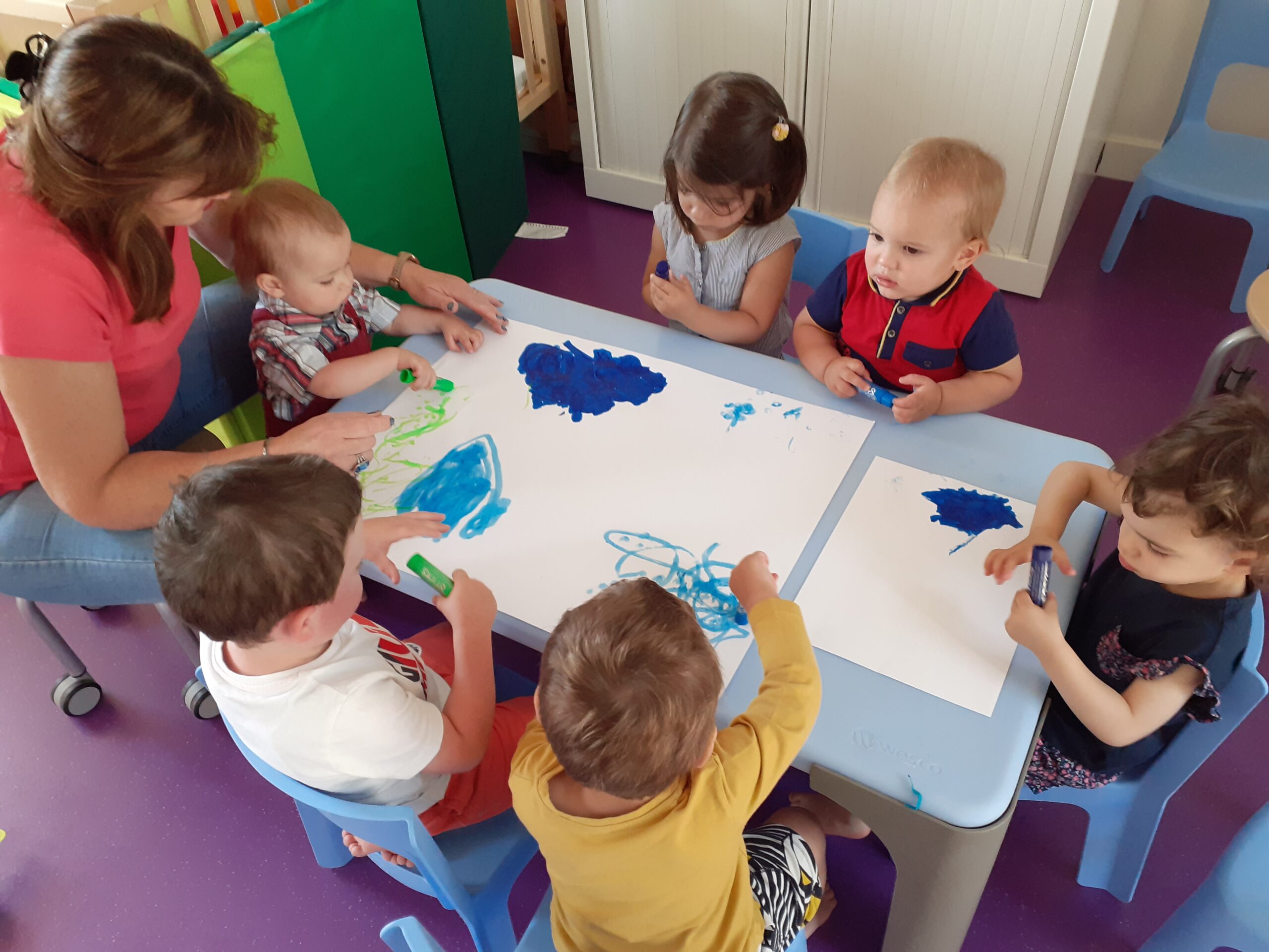 Enfants faisant une activité de dessin