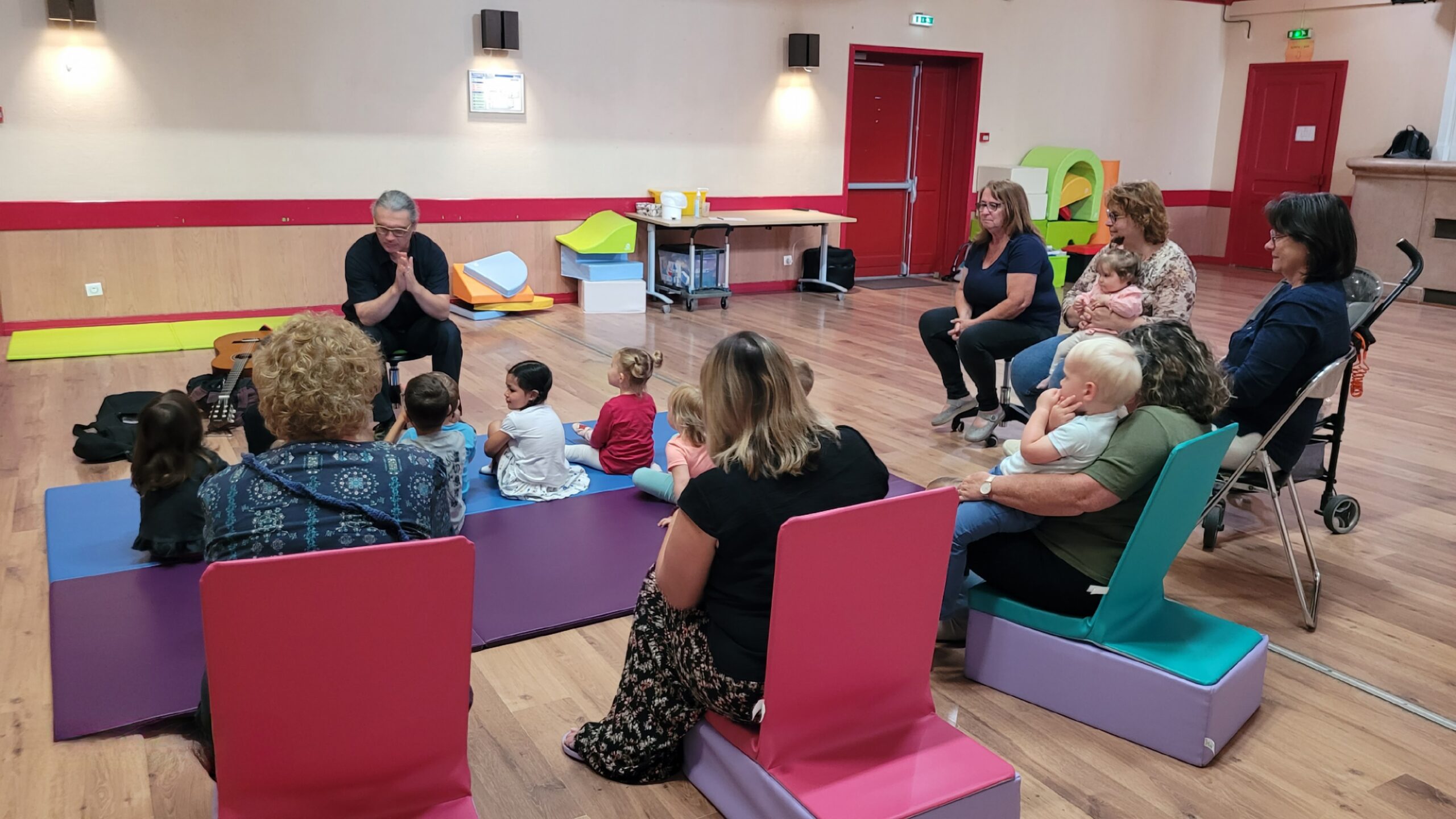Enfants et parent assis