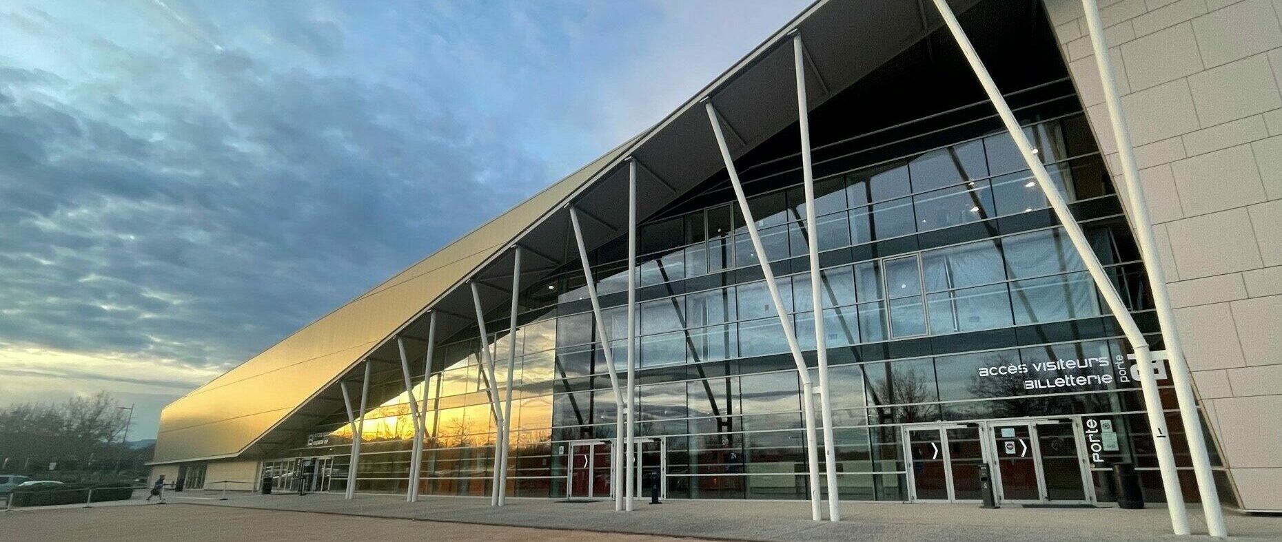 escale omnisport batiment exterieur couche soleil