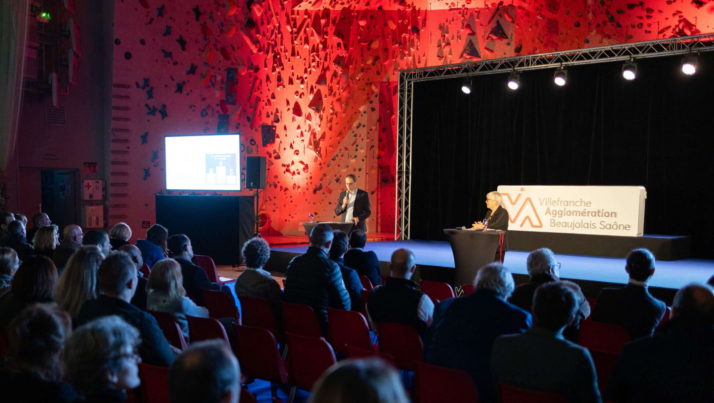 Conférence dans une salle d'escalade