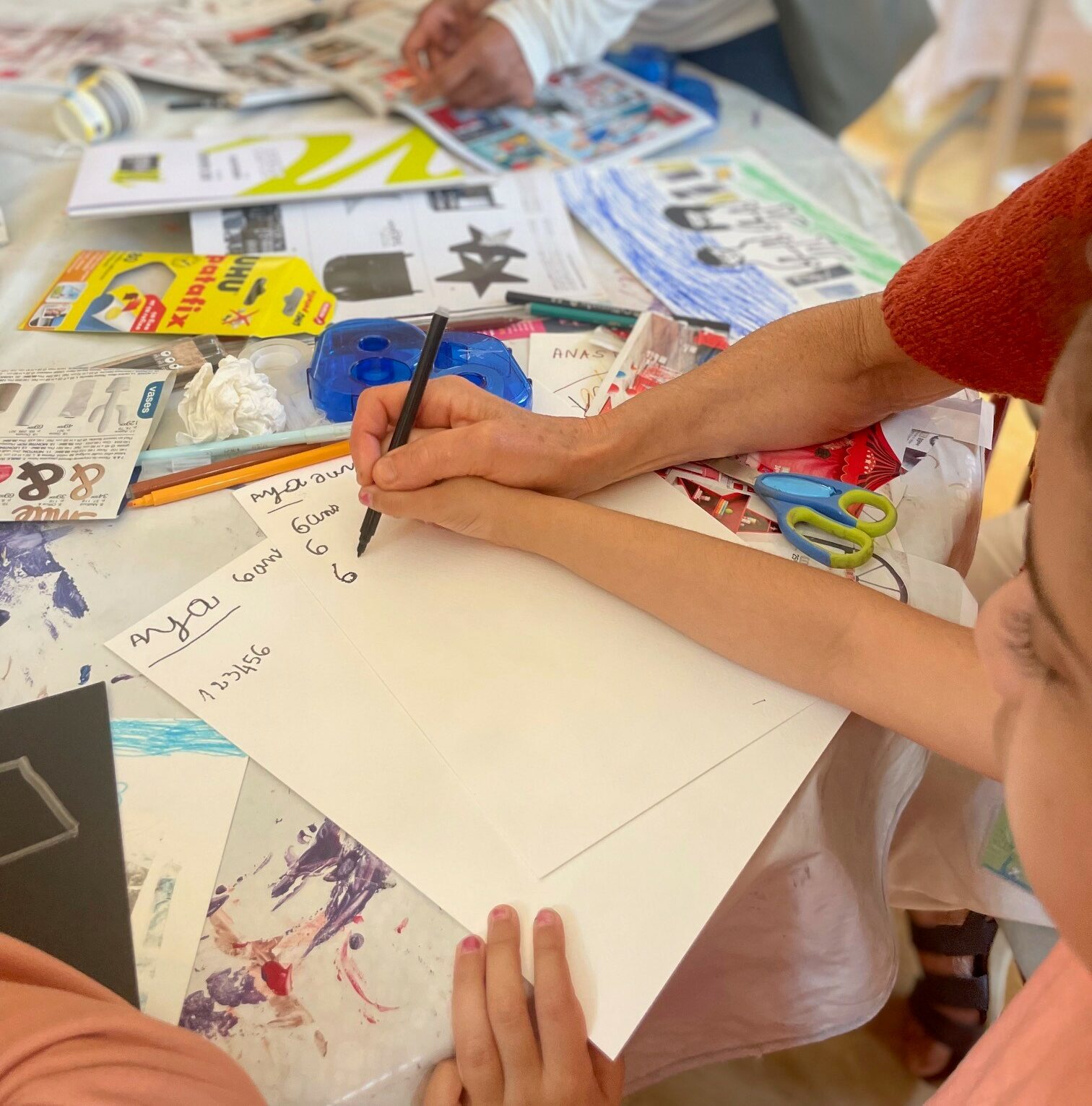Des enfants qui apprennent à écrire