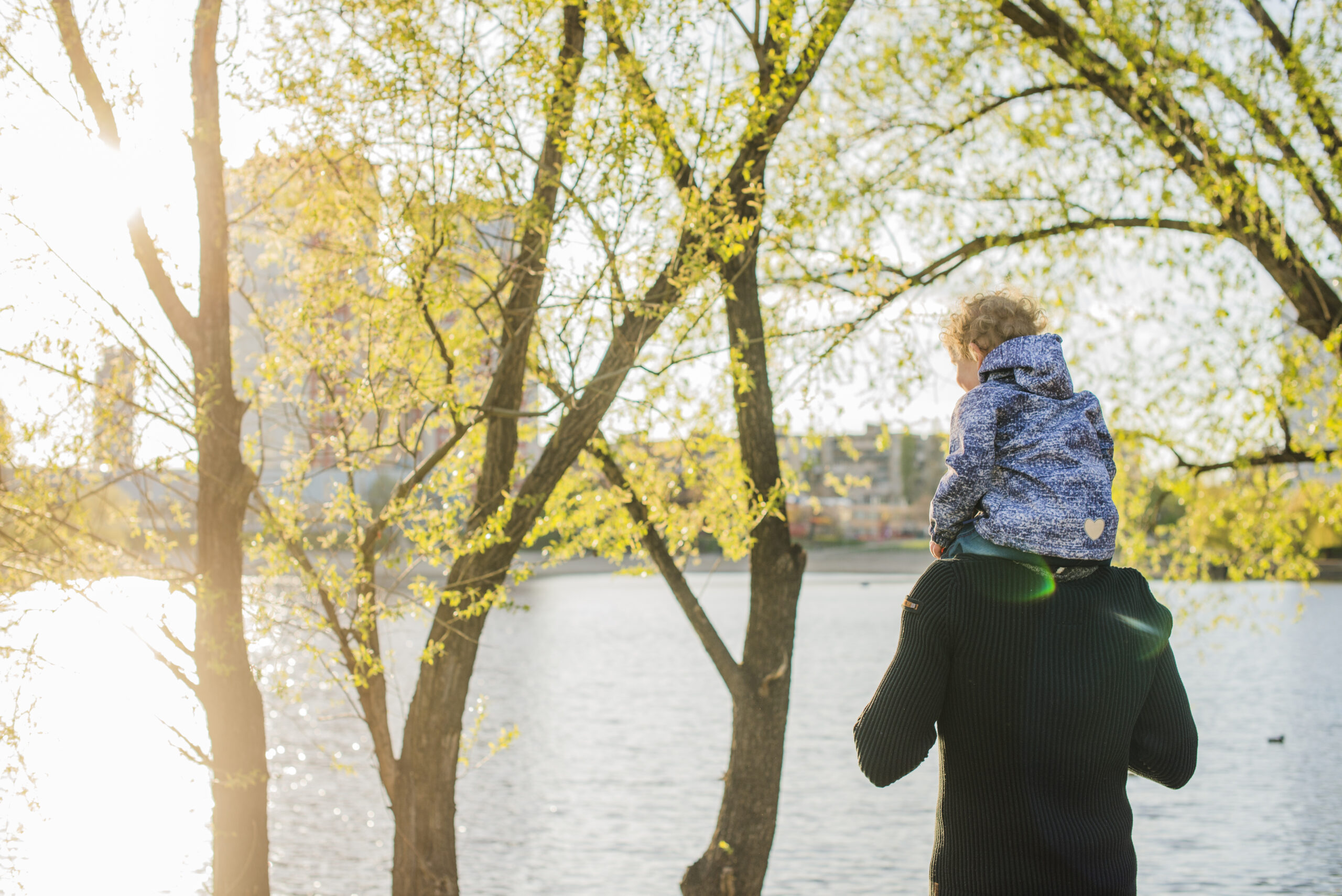 Vue sur un lac avec un parent portant un enfant