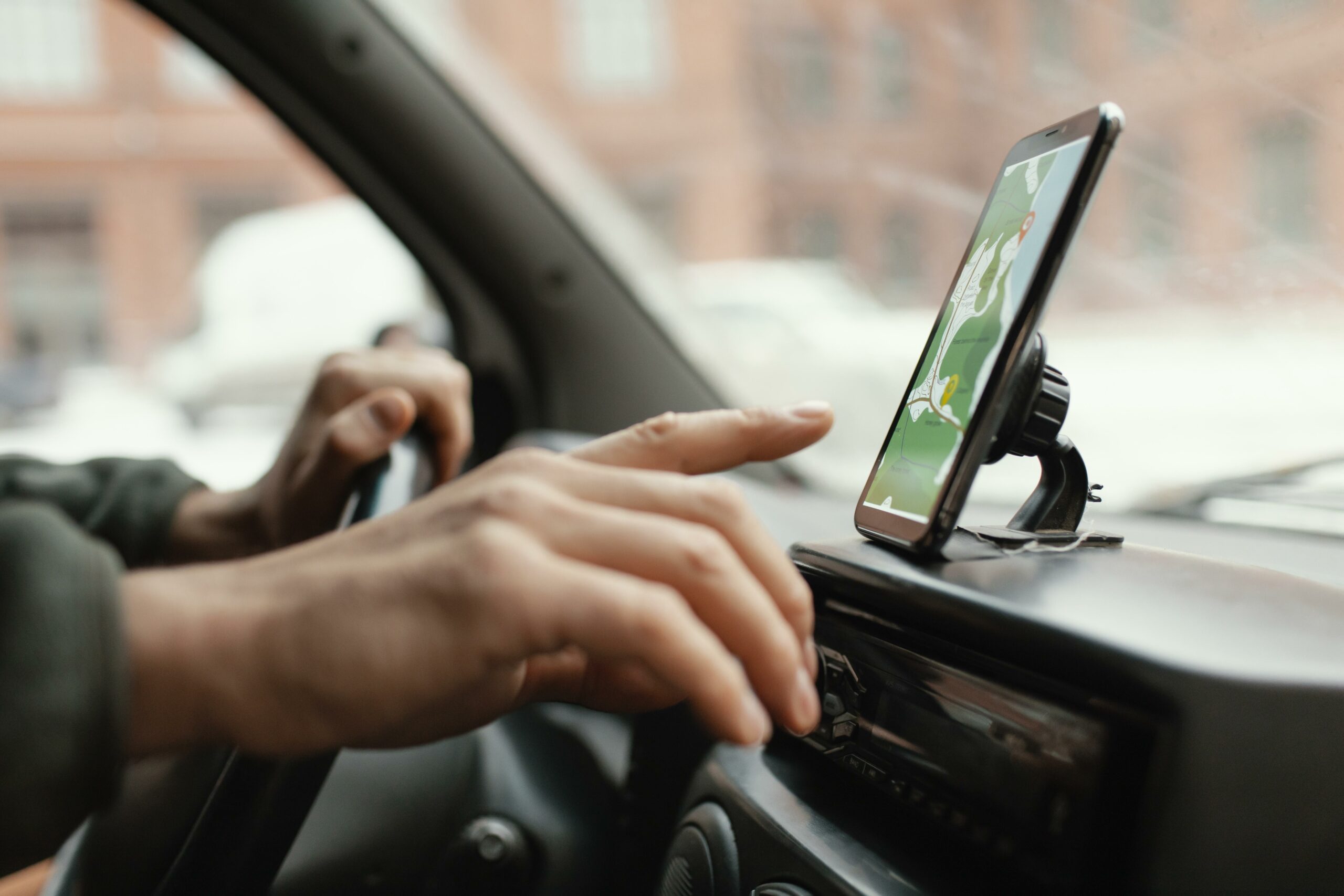 Gros plan homme dans la voiture avec carte sur mobile