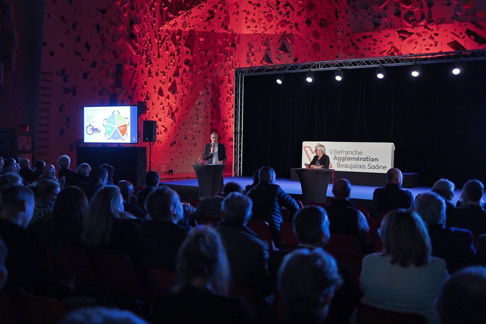 Conférence dans une salle d'escalade