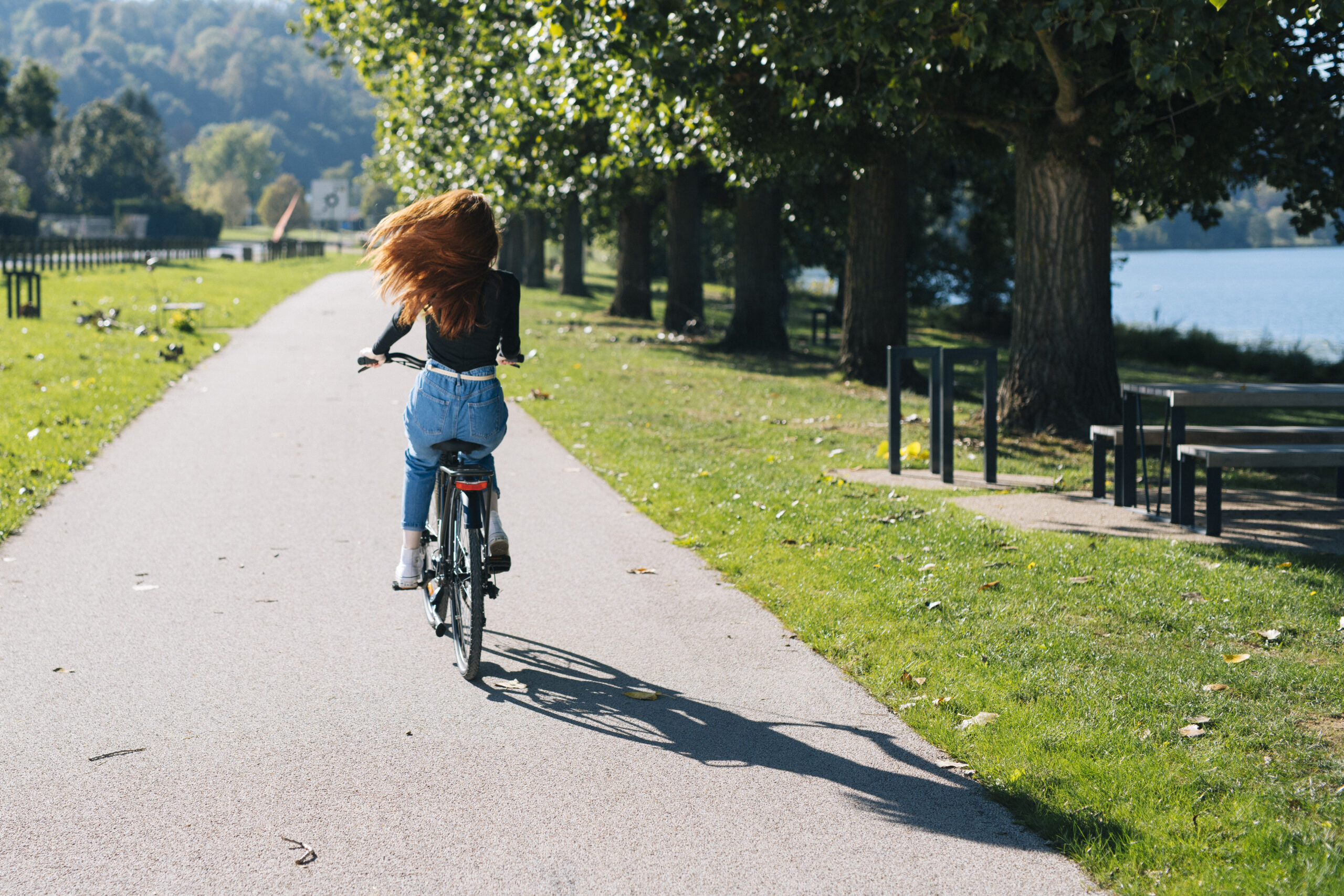 Jeune fille qui fait du vélo le long la Saône
