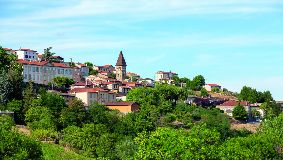 Village de Clochemerle vu de loin sous le soleil