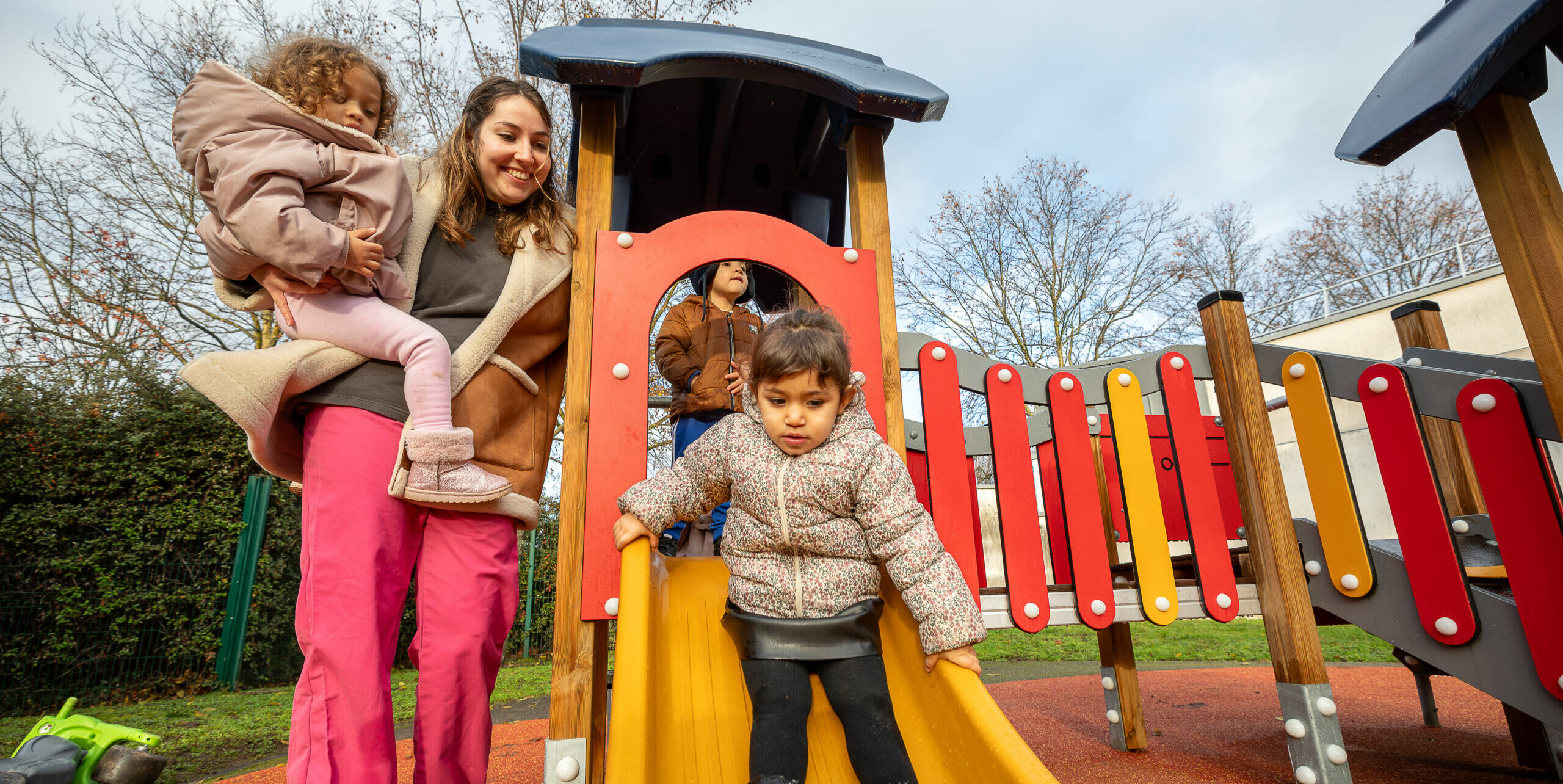 Accueil petite enfance : structure la maison Cachou. Enfant toboggan