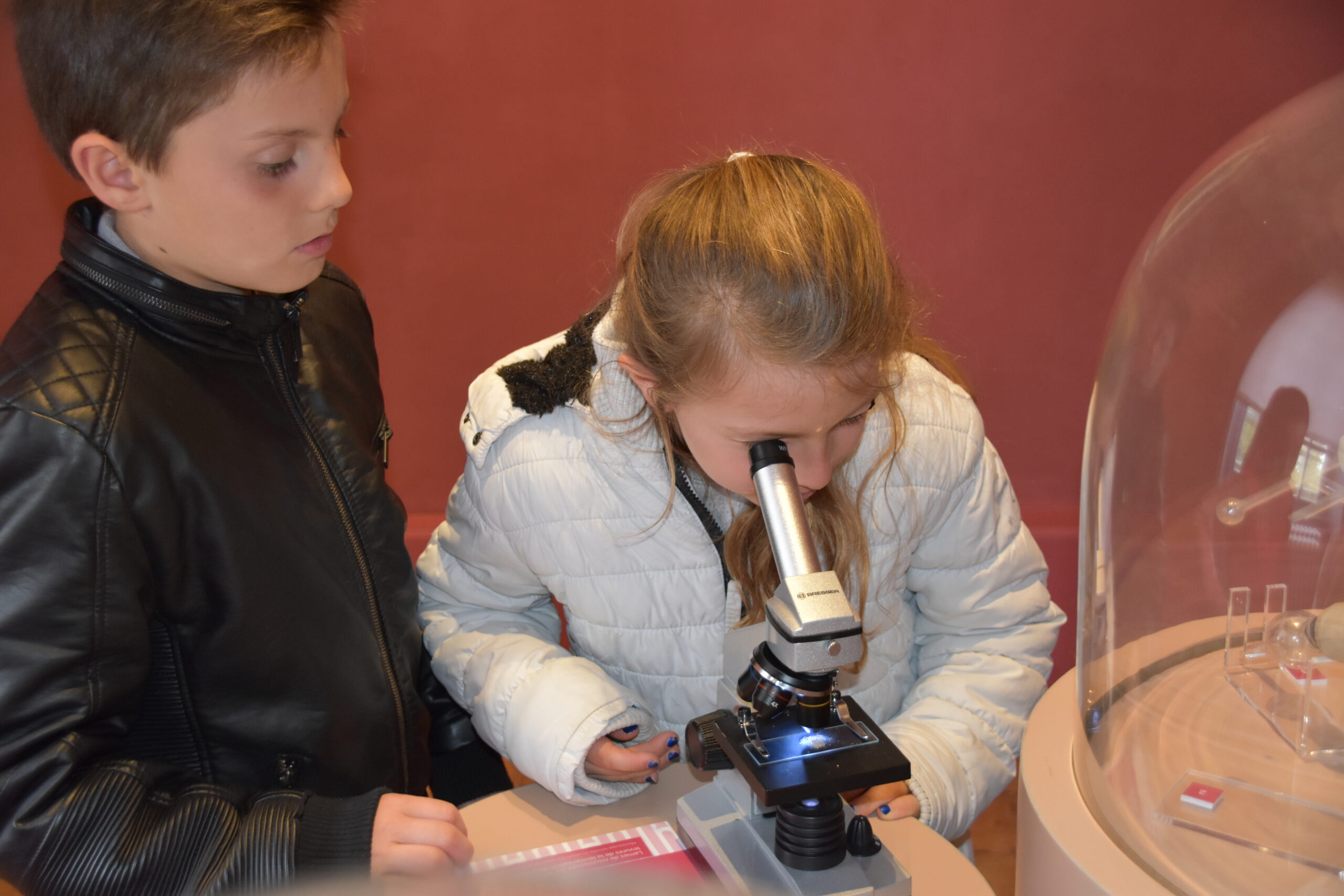 Musée Claude Bernard - observation scientifiques au microscope par une petite fille