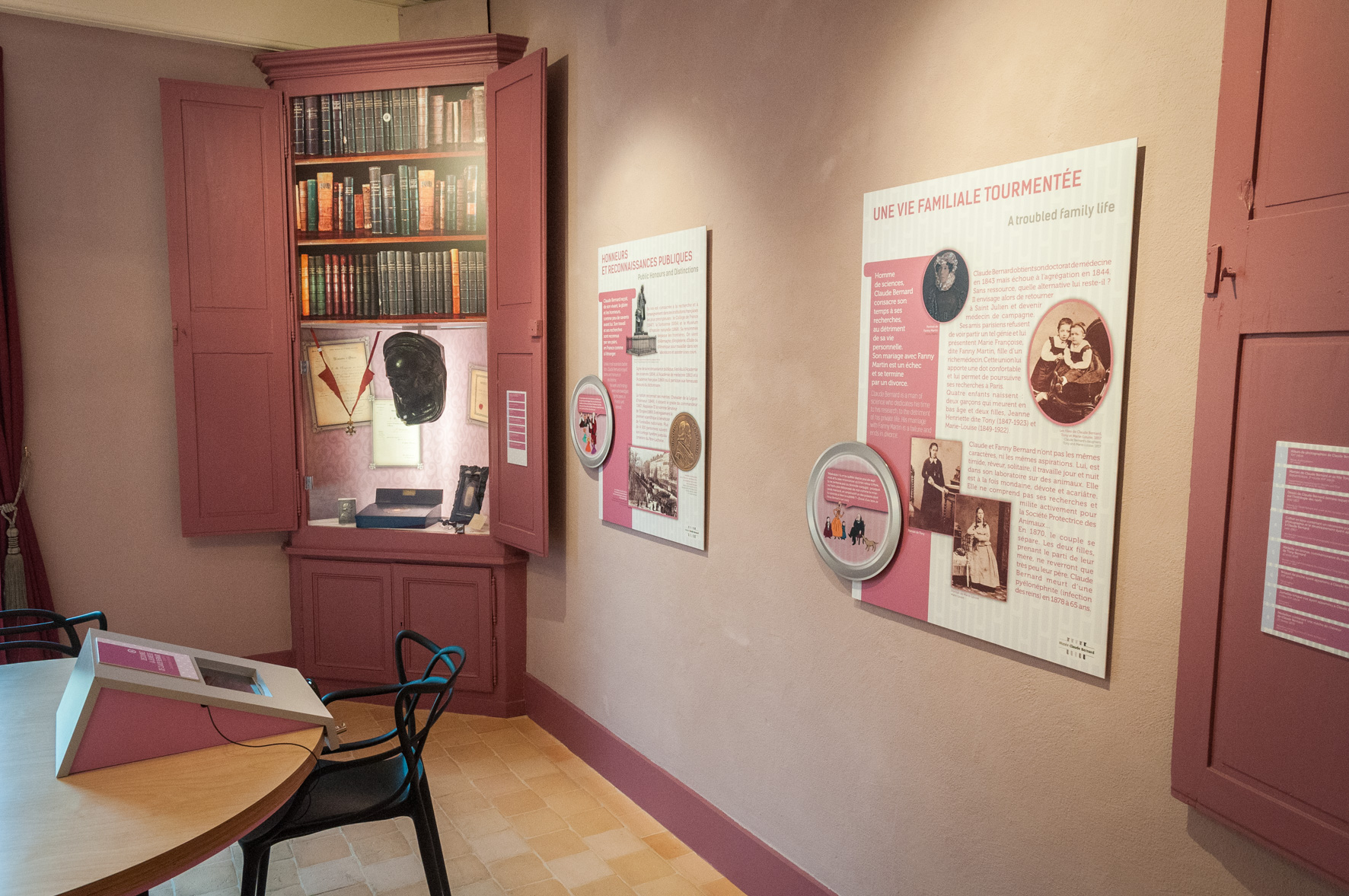 Salle d'exposition du musée Claude Bernard