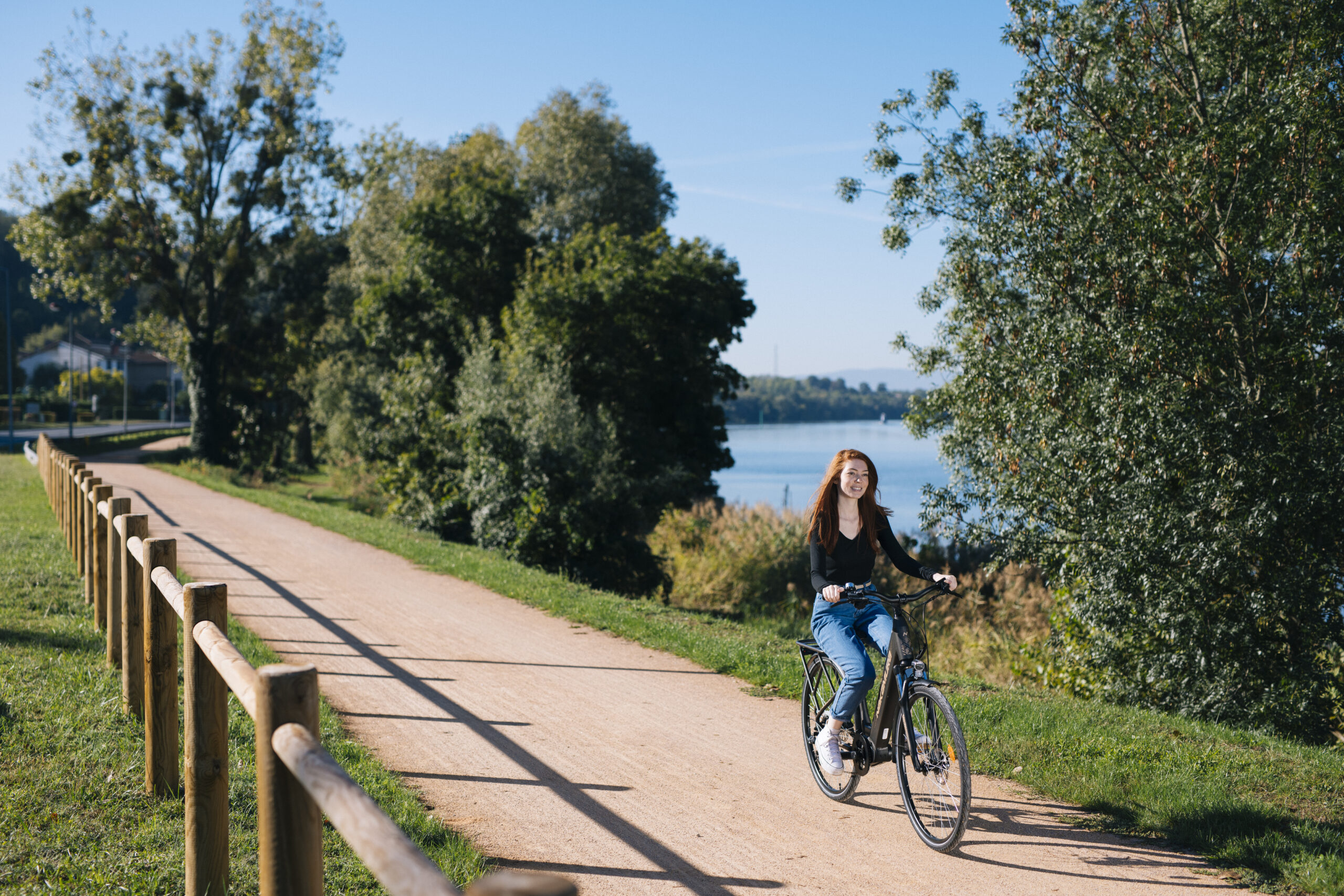 Piste cyclabe avec une personne à vélo à Villefranche-sur-Saône.