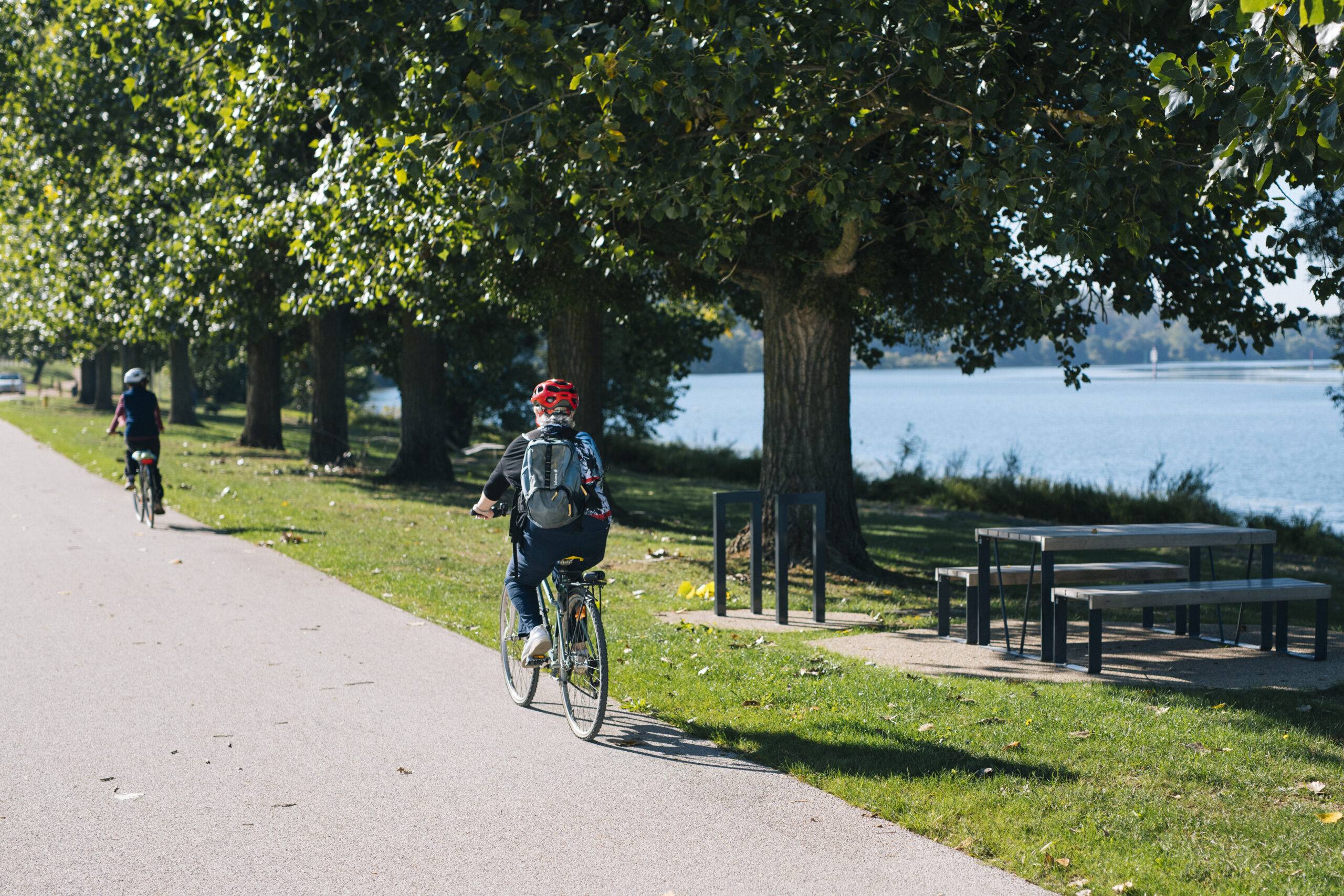 Piste cyclabe avec une personne à vélo