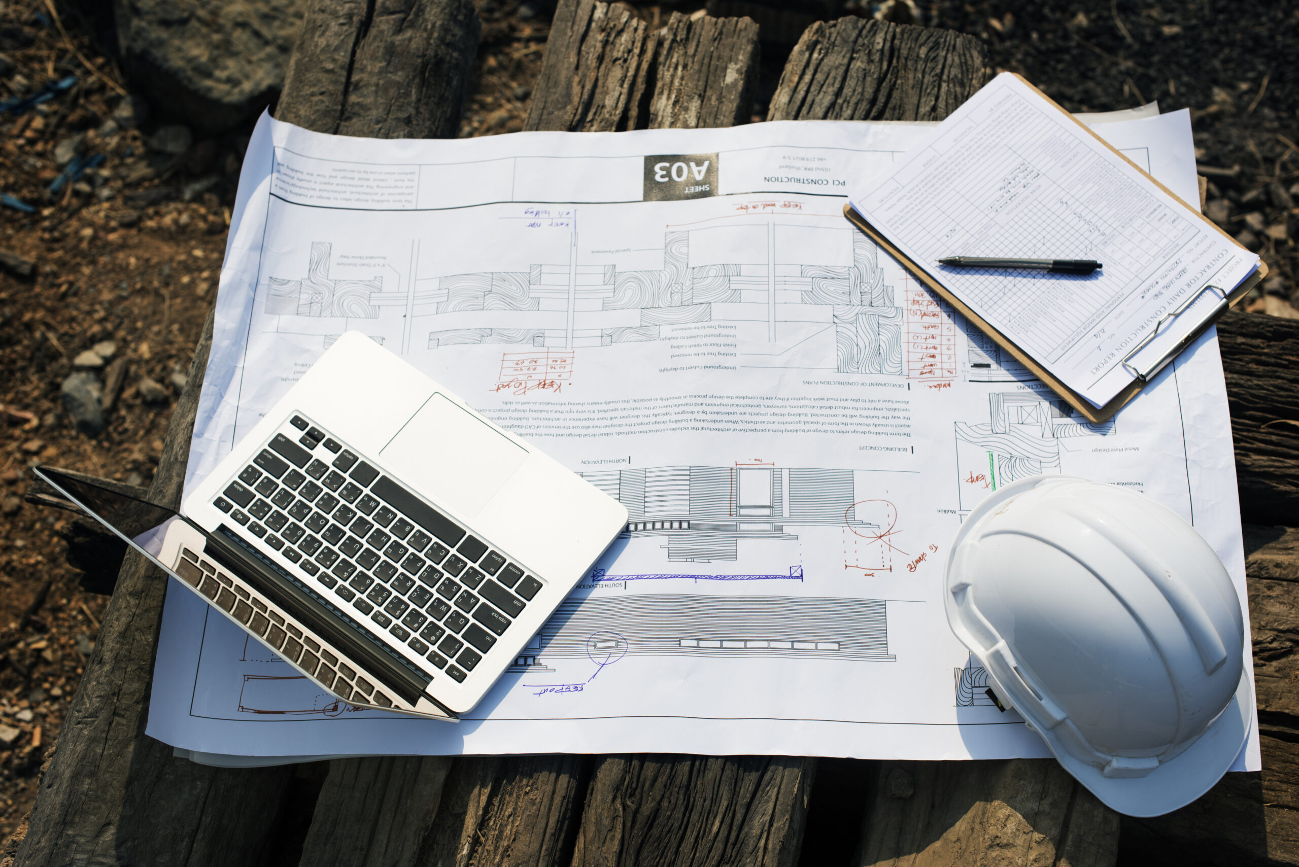 Plan de construction, casque de chantier et ordinateur