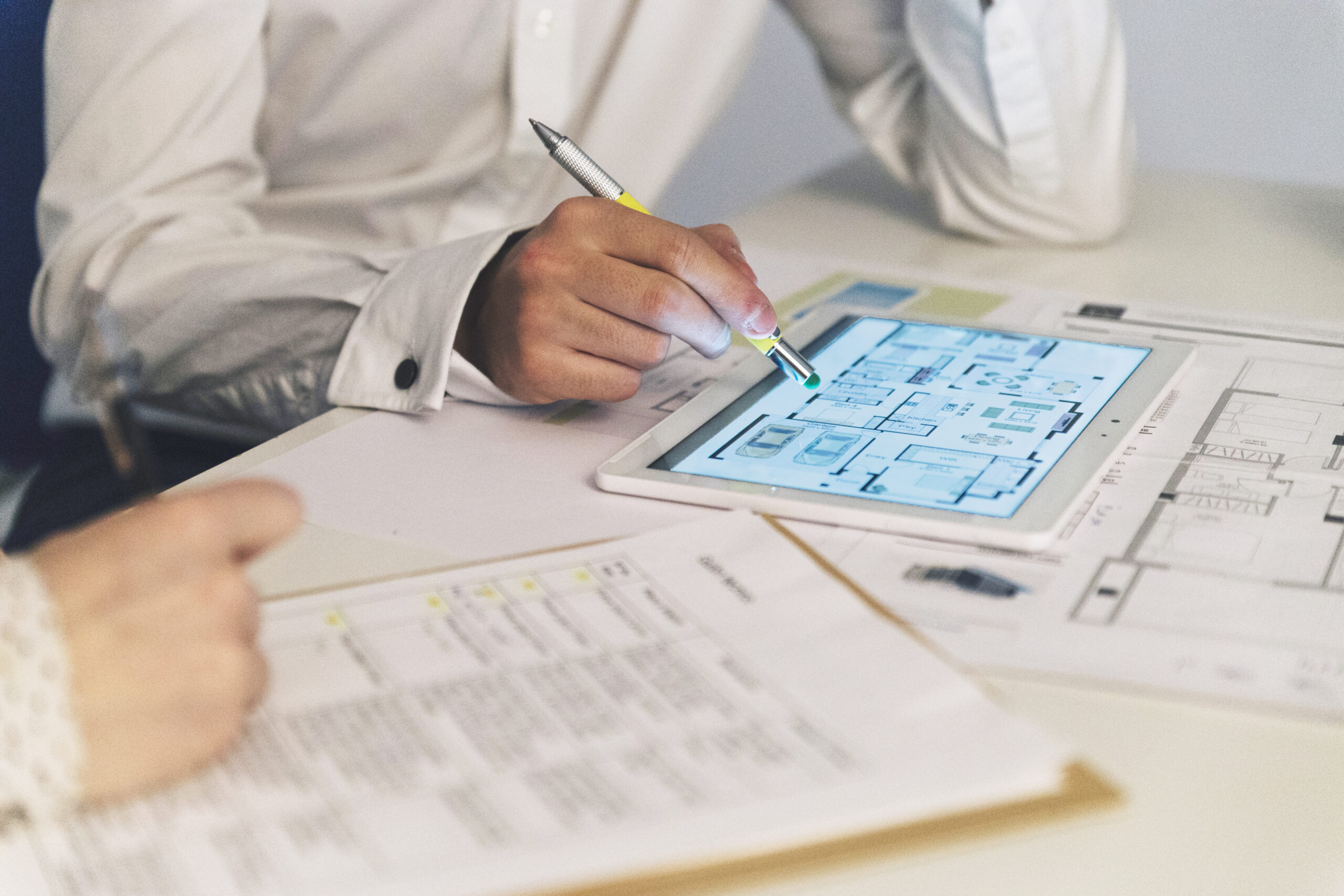 Les cultivateurs travaillant avec des plans sur tablette