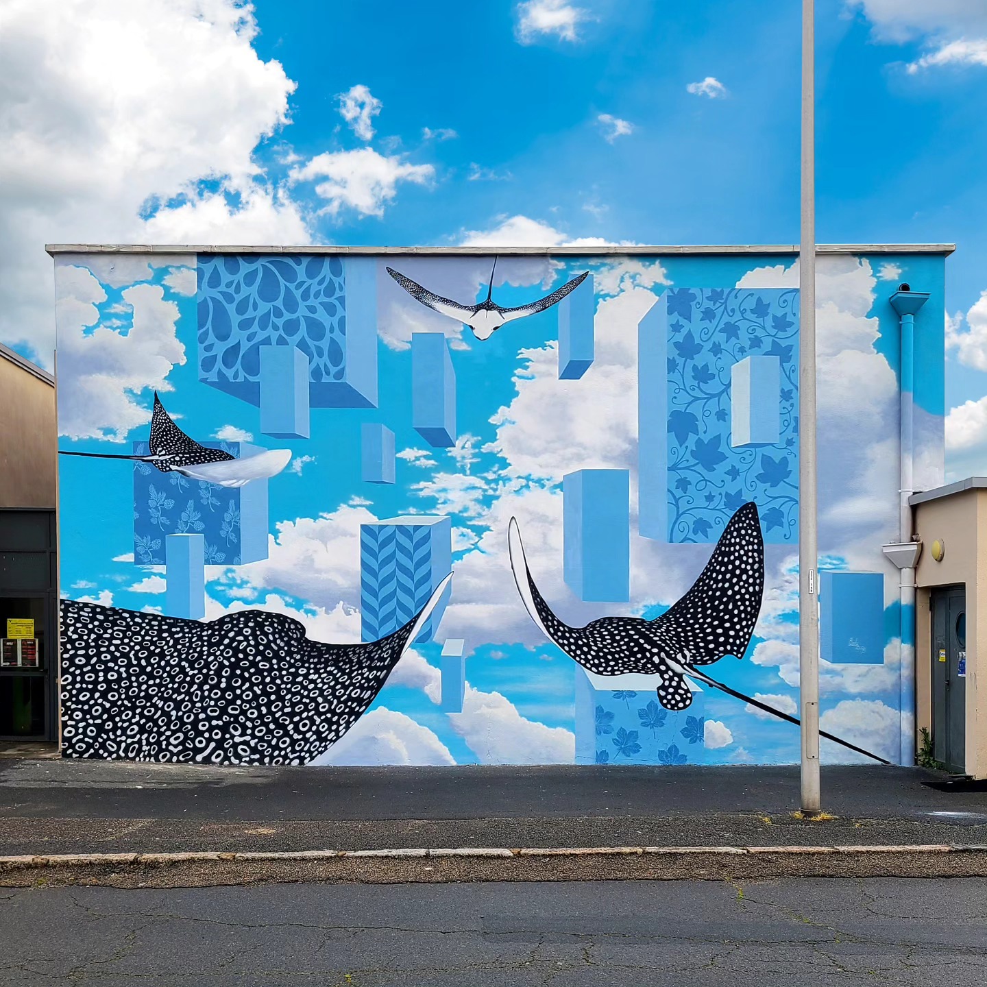 Street Art - peinture bleue sur un mur extérieur