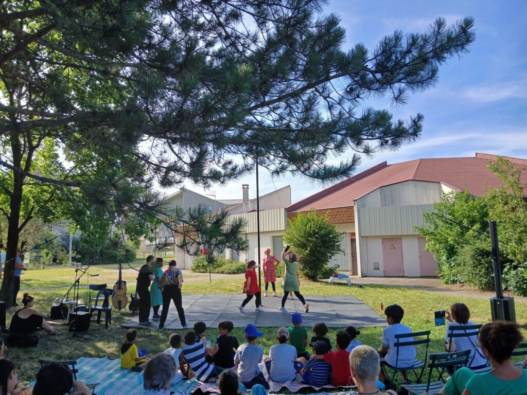 Spectacle de lancement des activités pour tous à Belleroche et Béligny.