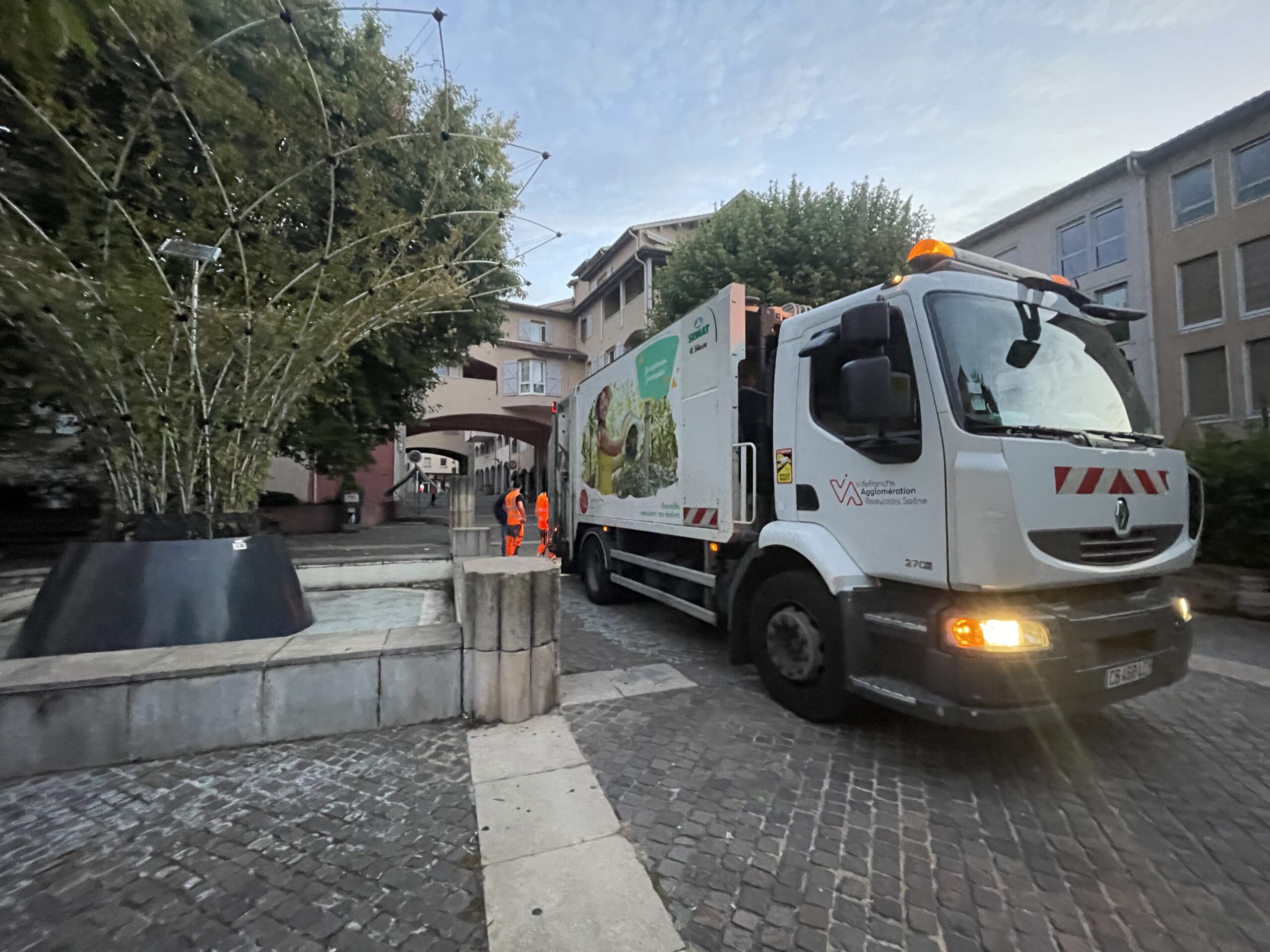Camion de collecte de déchets, Place des Marais à Villefranche-sur-Saône