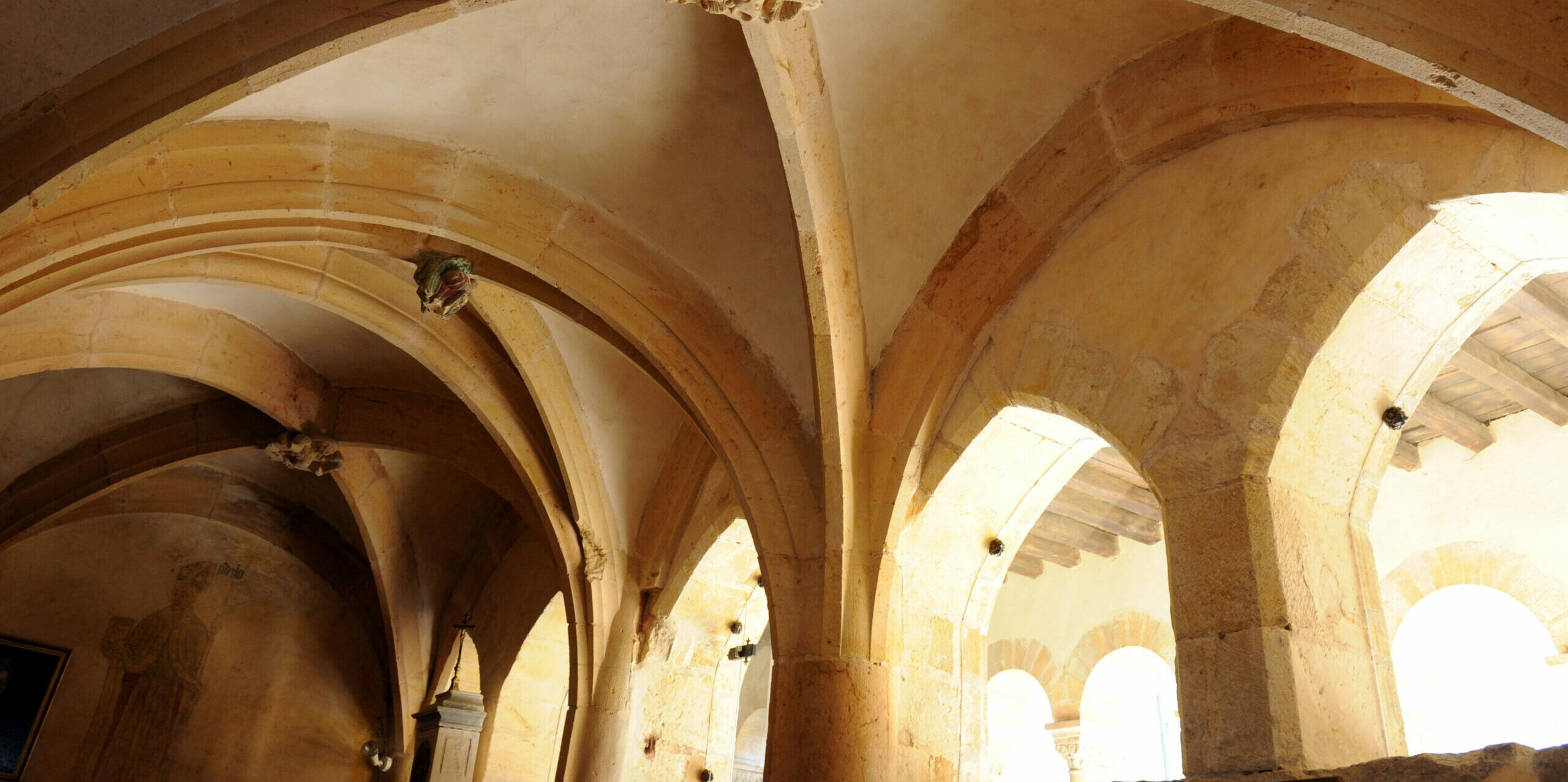 Patrimoine architecture culturelle, colonnes du musée Le Prieuré à Salles-Arbuissonnas-en-Beaujolais