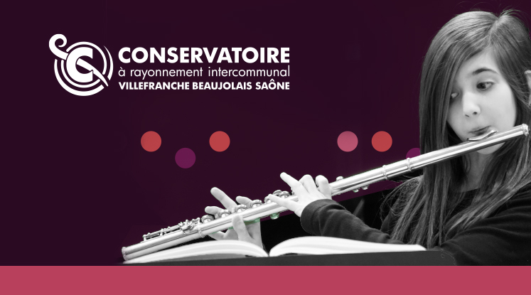 Une jeune fille qui joue de la flute traversière.