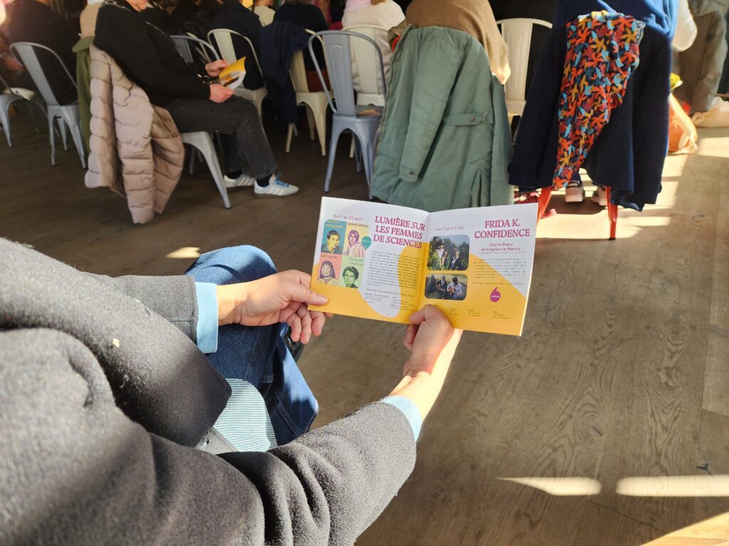La plaquette de programmation 2026 Les Univers'elles avec  l'exposition phare Lumière sur les femmes se sciences .