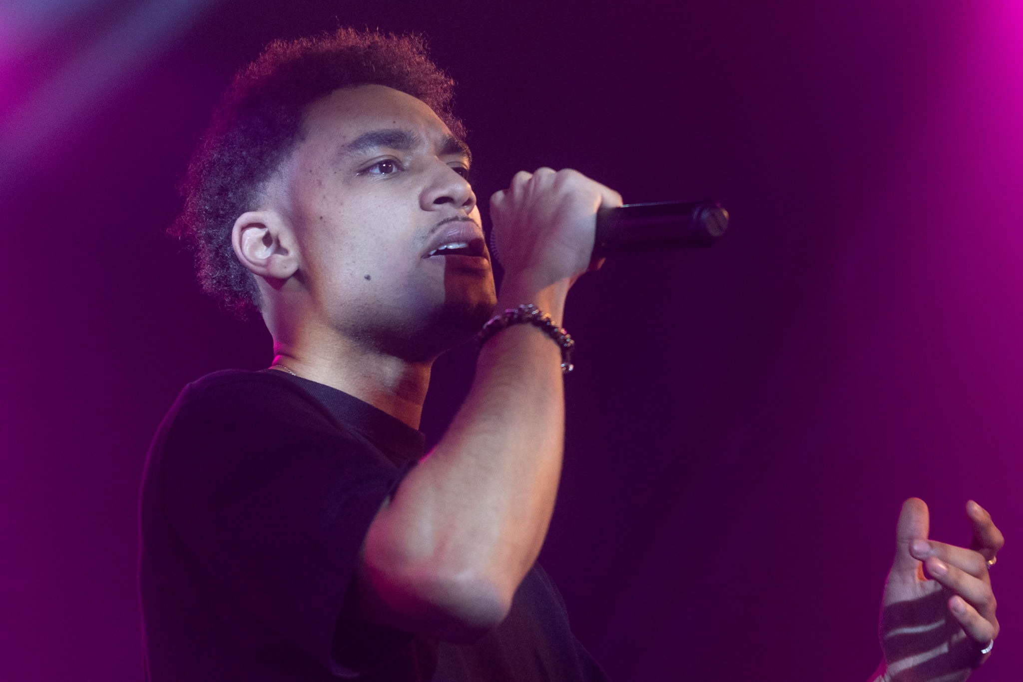 Le chanteur Stèn se produit sur scène lors du concert de l'ampli 3. Il termine lauréat d'or de la compétition.