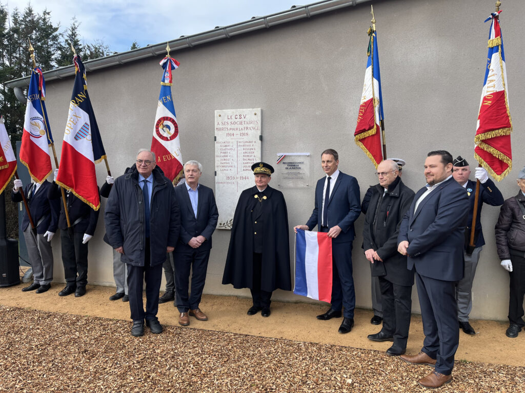 Samedi 31 janvier 2026, Pascal Ronzière, Président de la Communauté d’Agglomération Villefranche Beaujolais Saône, Daniel Perrelle, Président du comité du Souvenir Français de la section Villefranche-Gleizé, et Guillaume Debrun, Président du Cercle Sportif de Villefranche, ont rendu hommage aux joueurs du Cercle Sportif de Villefranche morts pour la France lors des deux Guerres Mondiales qui ont meurtri notre pays au siècle dernier.