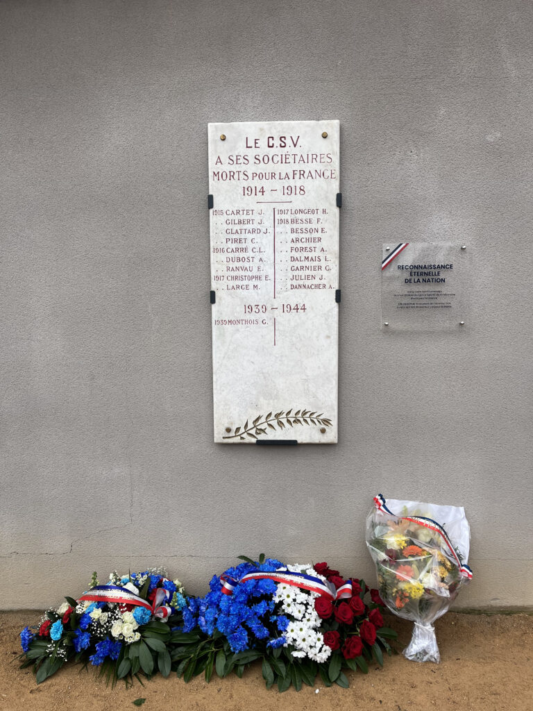 La stèle est désormais implantée à proximité de la billetterie du Cercle Sportif de Villefranche, sur le site de l’Escale.