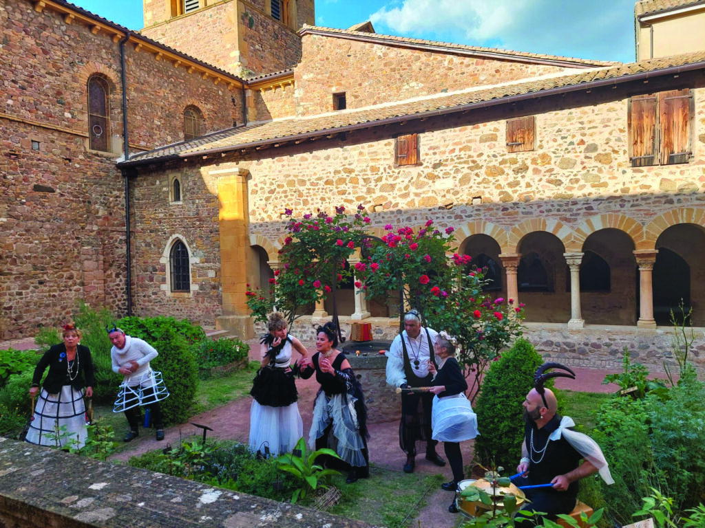 Une manifestation dans la cour du Prieuré.