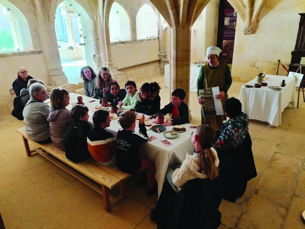 Un atelier proposé au Prieuré de table médiévale visite gourmande.