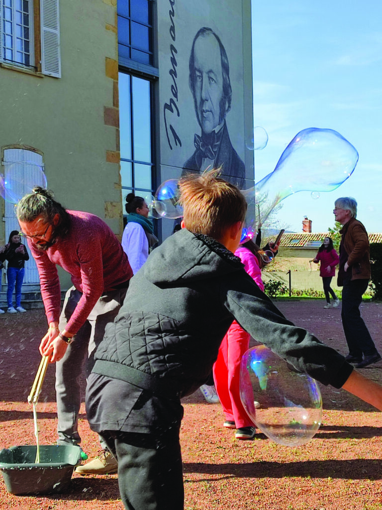 atelier bulles géantes organisé par le musée Claude Bernard. 