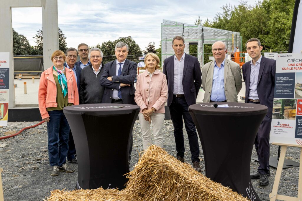 lors de la pause du premier panneau bois paille pour le projet de la future crèche de Blaceret.