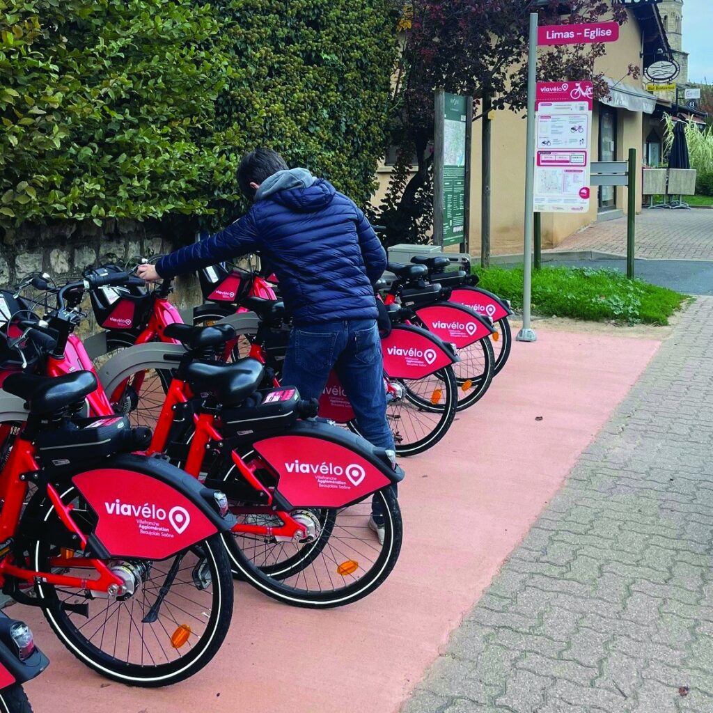 une personne prend un vélo viavélo à assistance électrique dans une station .
