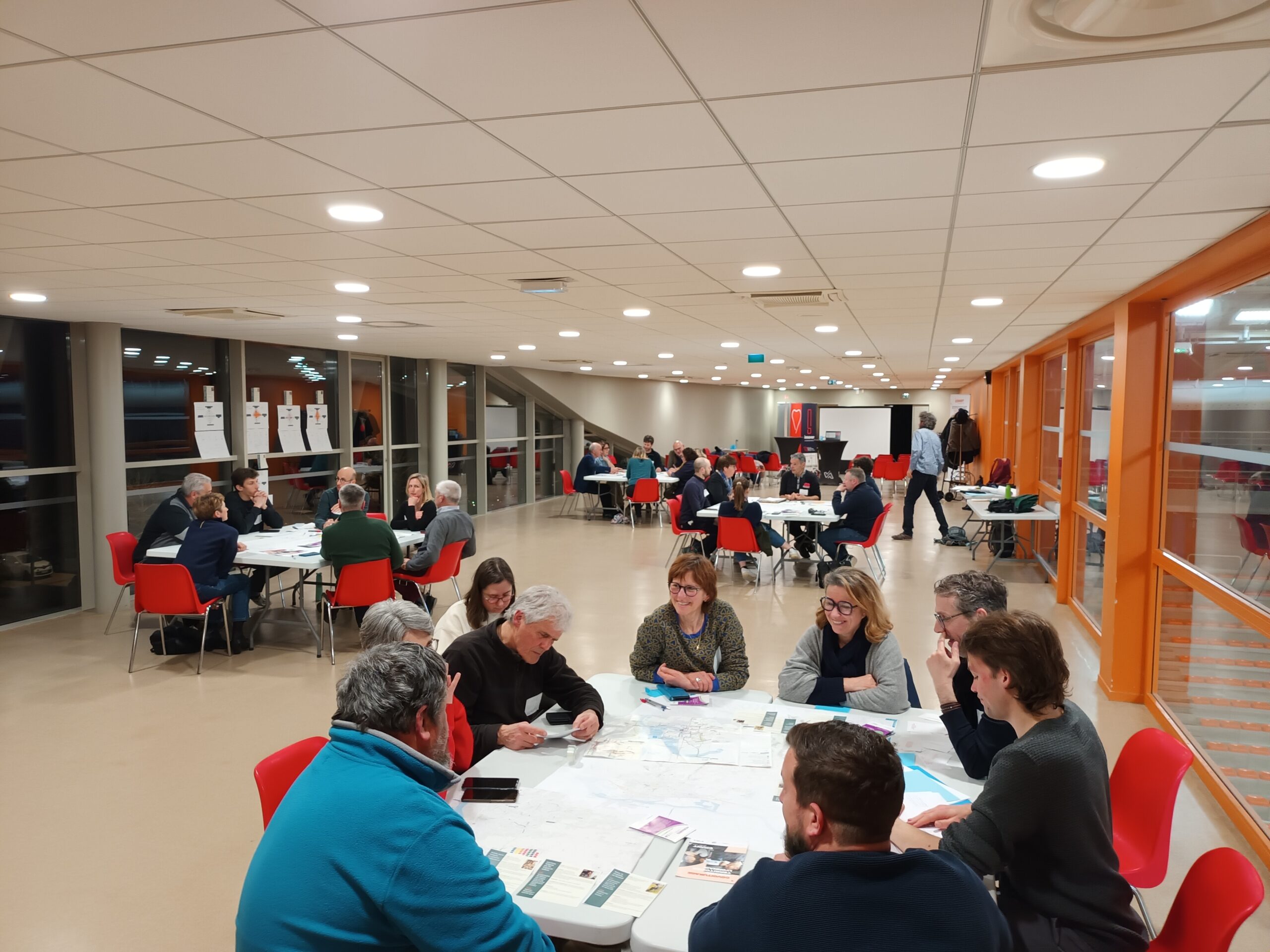 Des personnes autour d'une table lors d'un atelier mobilité